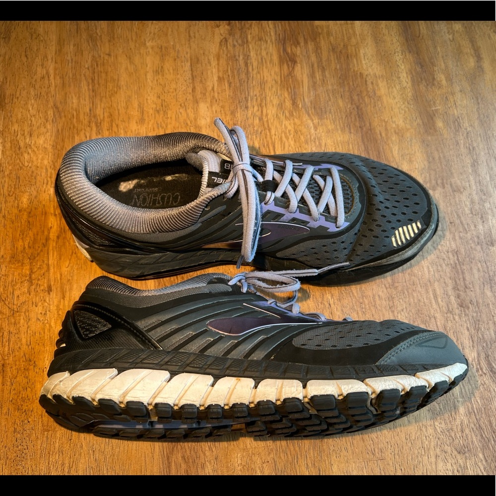 Brooks Ariel 18